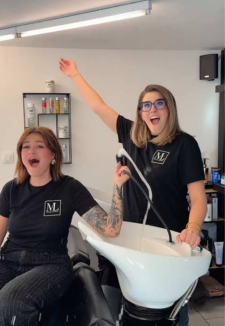 Maison L., Salon de coiffure à Tours, cliente Agenza